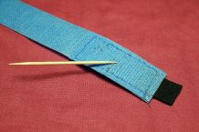 Klettverschlüsse mit einem Zahnstocher reinigen