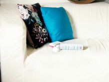 Weißes Sofa mit Teppichschaum reinigen