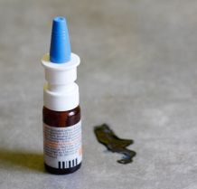 Tintenfleck auf Laminat mit Nasenspray entfernen