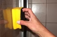 Duschwand während des Duschens putzen