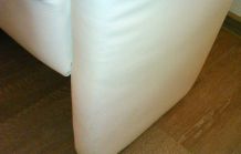 Kuliflecken von Ledercouch mit Desinfektionstüchern entfernen