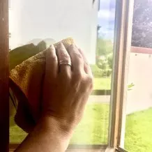 Sprühschnee an den Fenstern entfernen