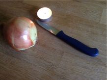 Zwiebeln schneiden ohne Tränen mit Teelichtern