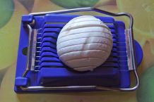 Champignons mit dem Eierschneider in Scheiben schneiden