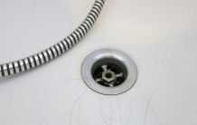 Widerspenstige Haare im Abfluss beseitigen