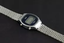 Gliederarmband einer Uhr mit Gebissreiniger reinigen