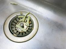 Verstopften Abfluss vermeiden: Essensreste