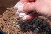 Hackfleisch wird locker und saftig beim Anbraten