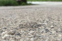 Ölflecken auf Pflastersteinen mit Spülmaschinentabs entfernen