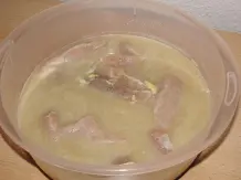 Grillfleisch einlegen in Bier und Zwiebeln