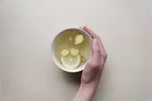 Wasser mit Ingwer und Zitrone
