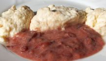Quarkklößchen mit Pflaumenmus-Sauce