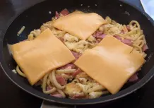 Spätzle mit Rührei, Schinkenwürfeln und Käse