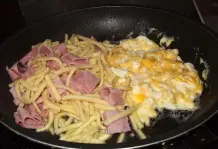Spätzle mit Rührei, Schinkenwürfeln und Käse