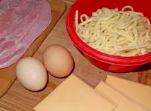 Spätzle mit Rührei, Schinkenwürfeln und Käse