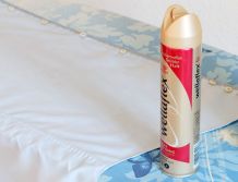 Teeflecken mit Haarspray entfernen