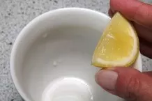 Teeflecken aus Porzellan und Gläsern entfernen