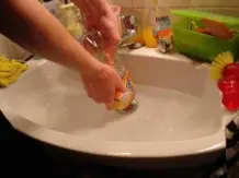 Pömpel-Ersatz: Verstopfung im Waschbecken mit Wasserflasche lösen