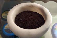 Geruch im Kühlschrank mit Kaffeepulver bekämpfen