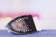 Stark verschmutztes Bügeleisen reinigen