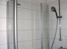 Weniger Kalkablagerungen in der Duschkabine mit Babyöl