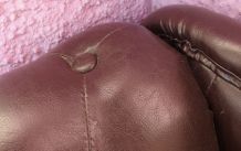 Verfärbungen und Flecken auf Kunstledersofa entfernen