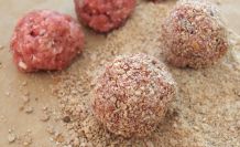 Hackfleischbällchen - in Paniermehl & Kornflakesbrösel wälzen