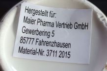 Aufkleber mit kosmetischem Haarwasser entfernen