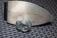 Bügeleisen reinigen mit Stahlwolle