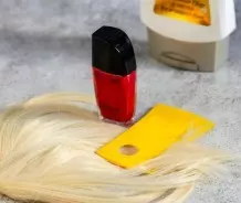 Nagellack aus den Haaren entfernen