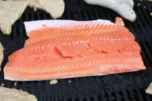 Gegrillter Lachs an Mayonnaise mit Zitrone, Dill & Kapern