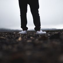 Weiße Stoffturnschuhe putzen