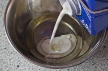 Weiche Hände und Nägel mit Milch und Olivenöl