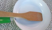 Angebranntes mit Holzschaber lösen