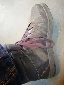 Weiße Flecken auf Kunstlederstiefel durch Imprägnierspray