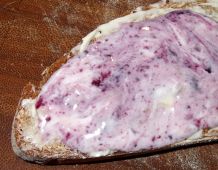 Fruchtjoghurt zum Frühstück aufs Brot schmieren