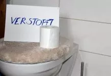 Verstopfte Toilette - Abfluss frei bekommen
