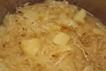 Sauerkraut mit Ananas zu Nürnberger Bratwürstchen