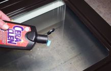 Backofensichtfenster mit Glaskeramikreiniger reinigen