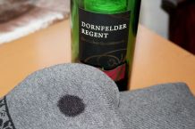Rotweinflecken aus Textilien entfernen