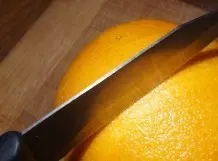 Apfelsinen schälen