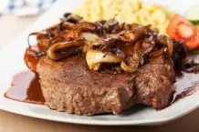 Zwiebelrostbraten mit Spätzle