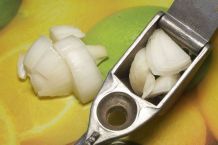 Zwiebeln ganz einfach ganz fein zerkleinern