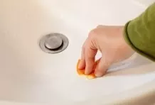 Badreinigung mit Apfelsinenschale