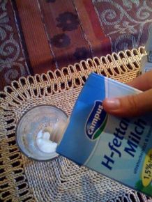 Milch richtig einschenken, ohne dass es spritzt