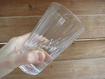 Schluckauf: Wasser verkehrtherum aus dem Glas trinken