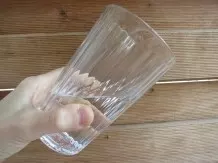 Schluckauf: Wasser verkehrtherum aus dem Glas trinken