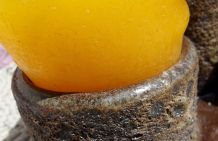 Zu große Kerze in zu kleinen Kerzenständer