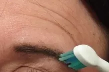 Augenbrauen formen mit alter Zahnbürste