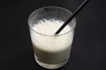 Colamilch mit Eiswürfeln - ein Getränk aus Cola und Milch
